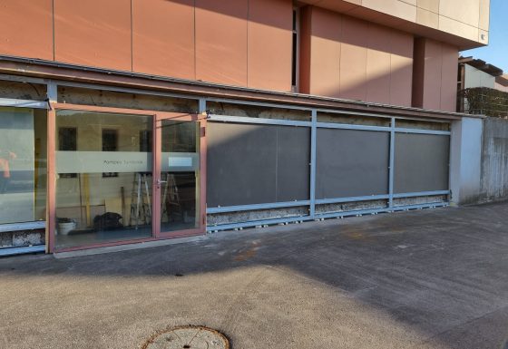Revêtement de la façade et application des portes et fenêtres