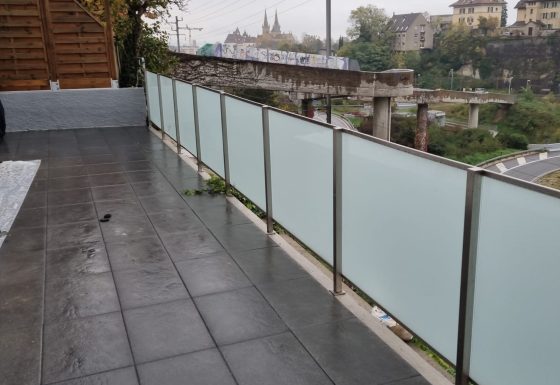 Pose de barrière en verre