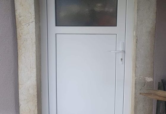 Substitution de ancienne porte à Val de Ruz