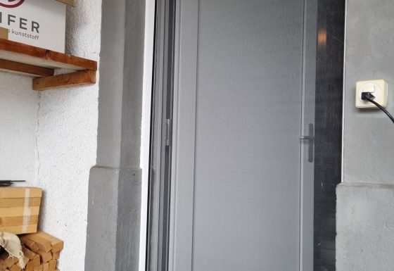 Pose de porte avec moustiquaire